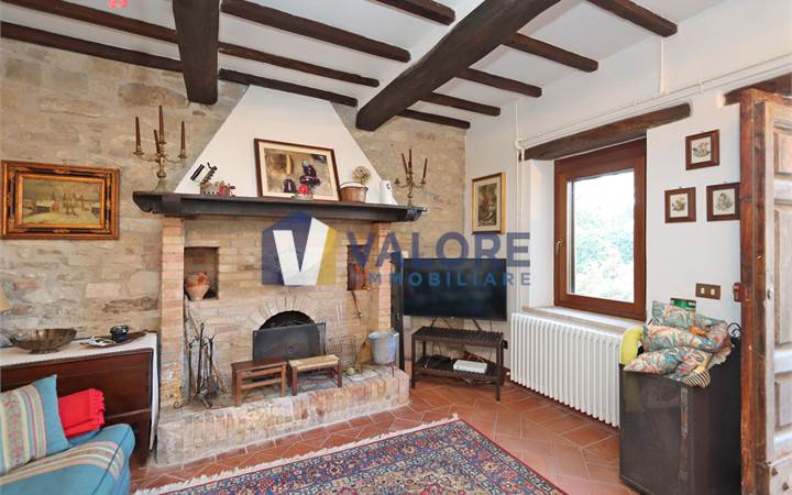 TODI  - ASPROLI: VERTICAL HOUSE WITH GARDEN 