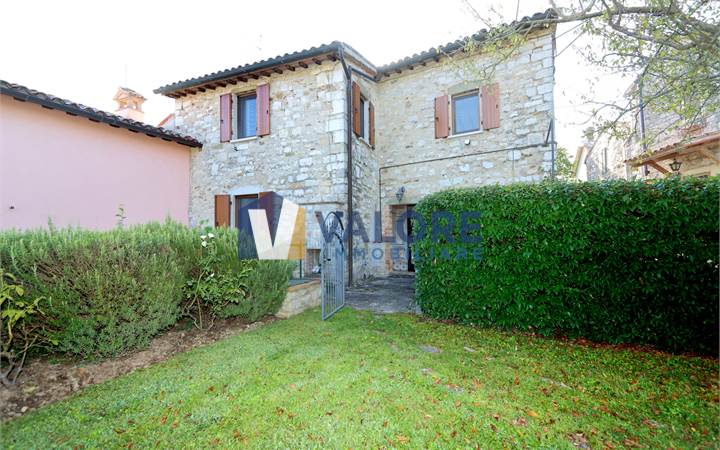 TODI  - ASPROLI: VERTICAL HOUSE WITH GARDEN 