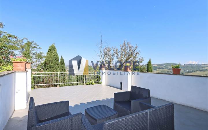 PORZIONE DI BORGO CON TERRAZZE E GIARDINO 