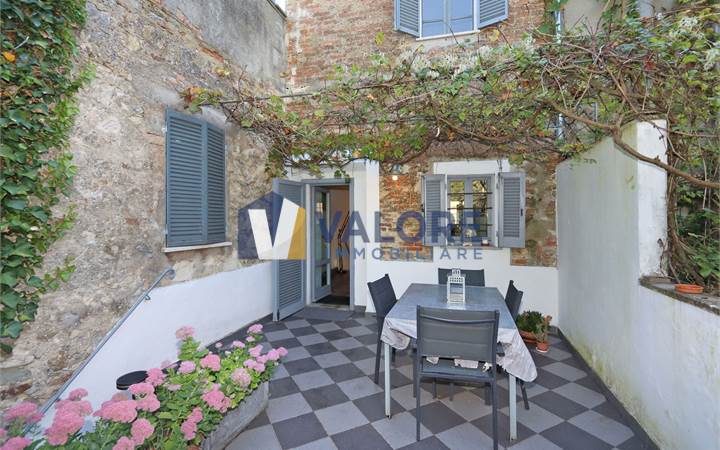 PORZIONE DI BORGO CON TERRAZZE E GIARDINO 