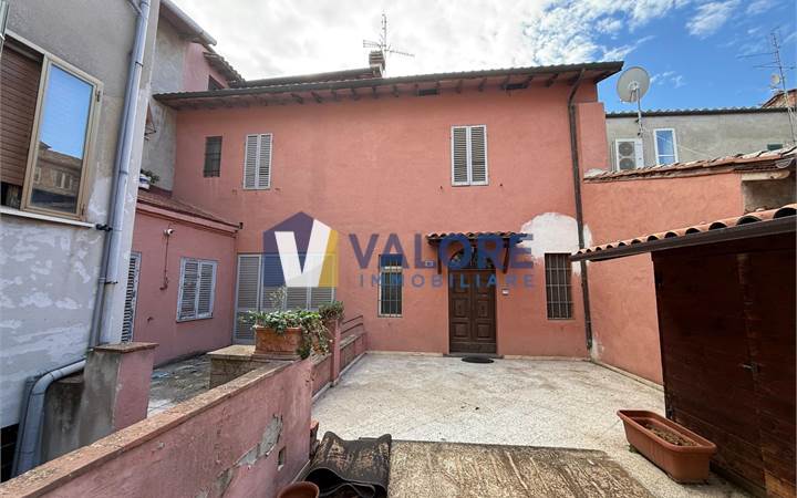 TAVERNELLE: AMPIO APPARTAMENTO NEL CENTRO STORICO 