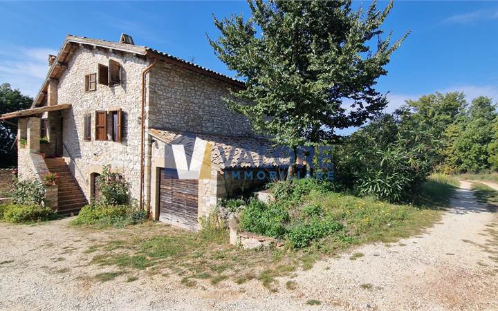 MASSA MARTANA: CARATTERISTICO CASALE IN PIETRA CON TERRENO 