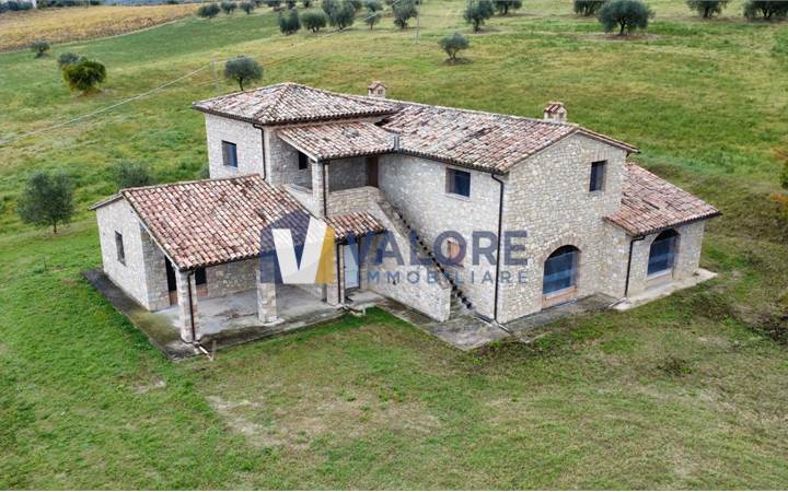 TODI - SAN DAMIANO: CARATTERISTICO CASALE IN PIETRA PERSONALIZZABILE 