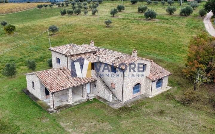 TODI - SAN DAMIANO: CARATTERISTICO CASALE IN PIETRA PERSONALIZZABILE 