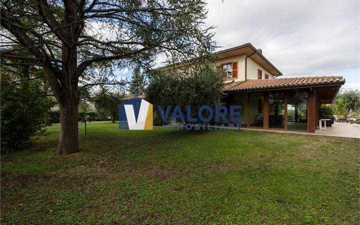 SANTA MARIA DEGLI ANGELI: ELEGANTE VILLA CON PARCO CIRCOSTANTE