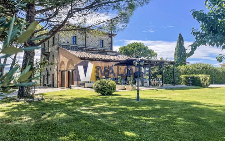 FRATTA TODINA: PROPRIETA' ESCLUSIVA CON PARCO PRIVATO 