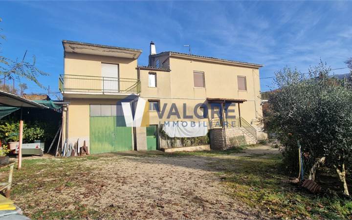 MASSA MARTANA - VOC. PONTE: CASA SINGOLA CON GARAGE E  TERRENO 