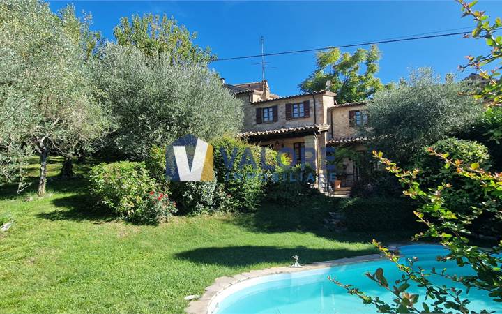 CASALE RISTRUTTURATO IN POSIZIONE PANORAMICA 