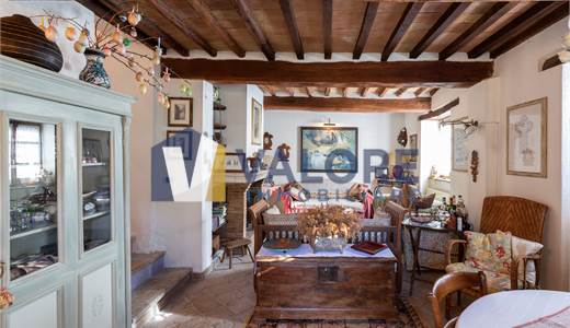 CASALE RISTRUTTURATO IN POSIZIONE PANORAMICA 