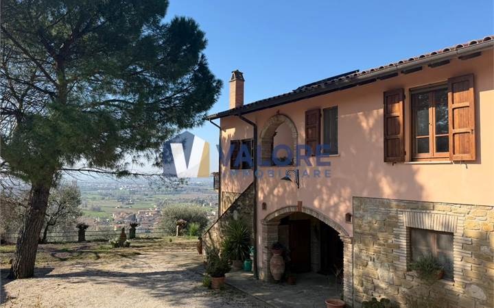 ASSISI - PALAZZO: CASALE CON TERRENO E ANNESSI 