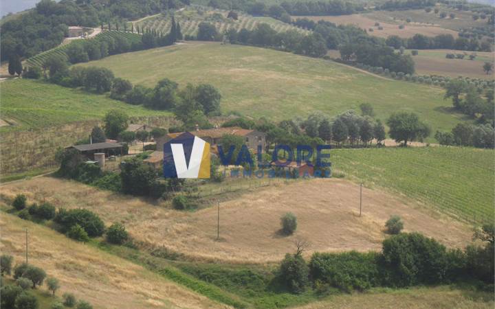PERUGIA - PONTE FELCINO: CASALE CON ANNESSI E TERRENI AGRICOLI 