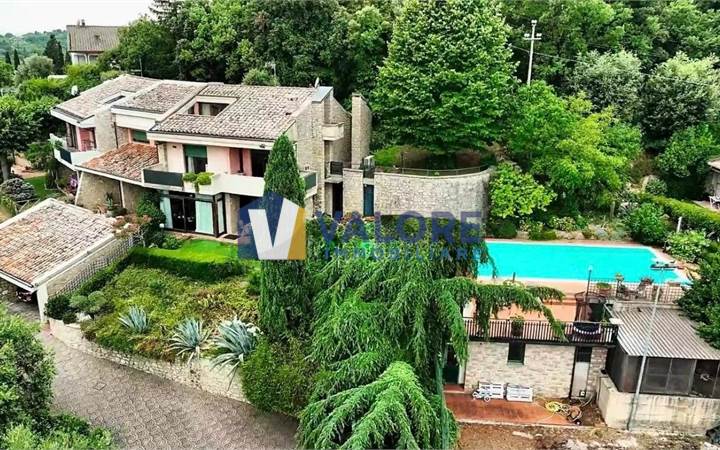 PERUGIA - FERRO DI CAVALLO: PRESTIGIOSA VILLA CON PISCINA A SFIORO