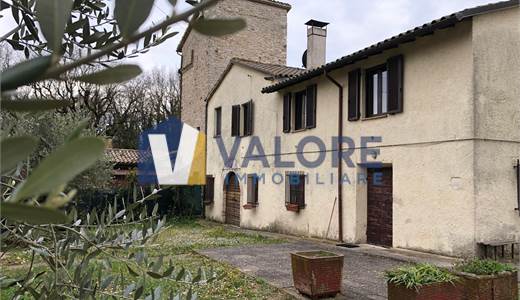 GUALDO CATTANEO - GRUTTI: PORZIONE DI CASALE IMMERSO NELLA CAMPAGNA 