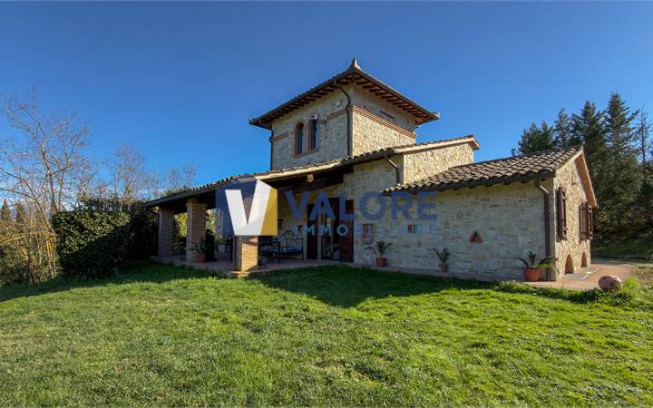 Todi: Newly built farmhouse with swimming pool, five-a-side football pitch, and land