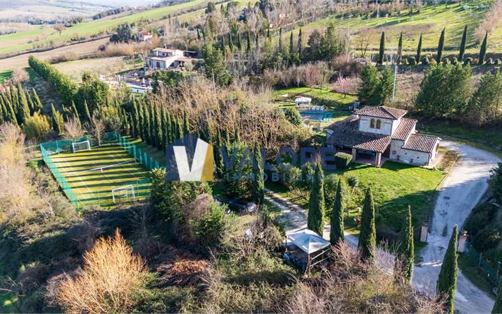 TODI: CASALE DI NUOVA COSTRUZIONE CON PISCINA, CAMPO DA CALCETTO E TERRENO