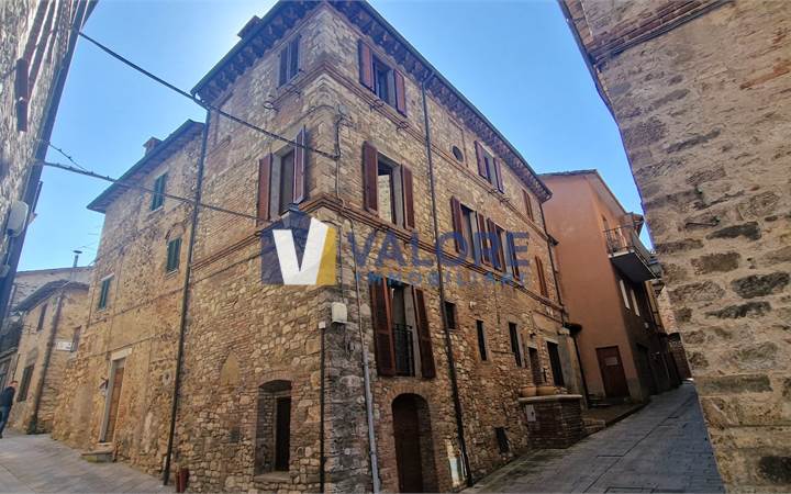 MARSCIANO: CIELO-TERRA RISTRUTTURATO NEL CENTRO STORICO 