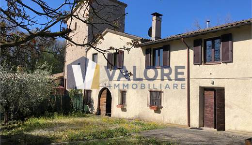 GUALDO CATTANEO - GRUTTI: PORZIONE DI CASALE IMMERSO NELLA CAMPAGNA