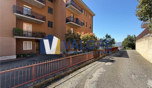 TODI - CAPPUCCINI: APPARTAMENTO CON SPAZIO ESTERNO PAVIMENTATO 