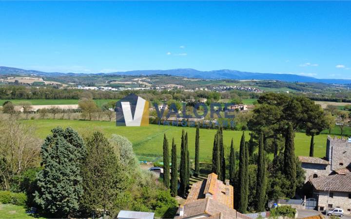 TODI - PIAN DI SAN MARTINO: SOLUZIONE INDIPENDENTE CON AMPIA CORTE E ANNESSI