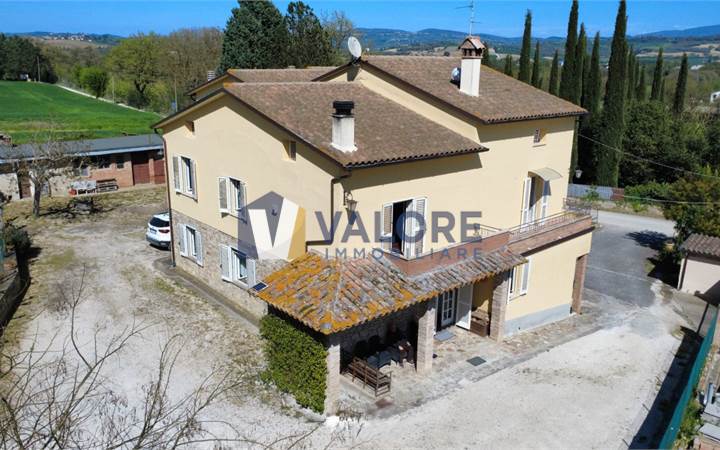 TODI - PIAN DI SAN MARTINO: SOLUZIONE INDIPENDENTE CON AMPIA CORTE E ANNESSI