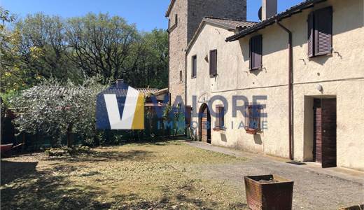 GUALDO CATTANEO - GRUTTI: PORZIONE DI CASALE IMMERSO NELLA CAMPAGNA
