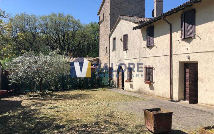 GUALDO CATTANEO - GRUTTI: PORZIONE DI CASALE IMMERSO NELLA CAMPAGNA 
