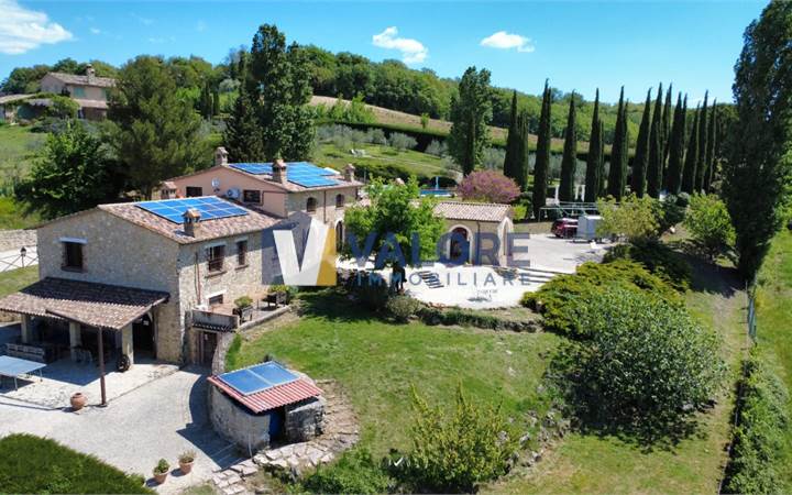 GUALDO CATTANEO - SAN TERENZIANO: SPLENDIDA VILLA CON PISCINA 