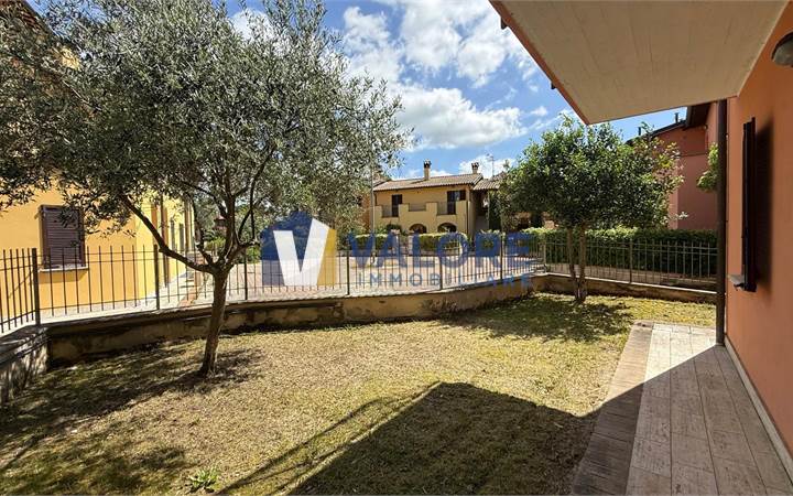 TODI - ROSCETO: APPARTAMENTO CON GIARDINO ESCLUSIVO 