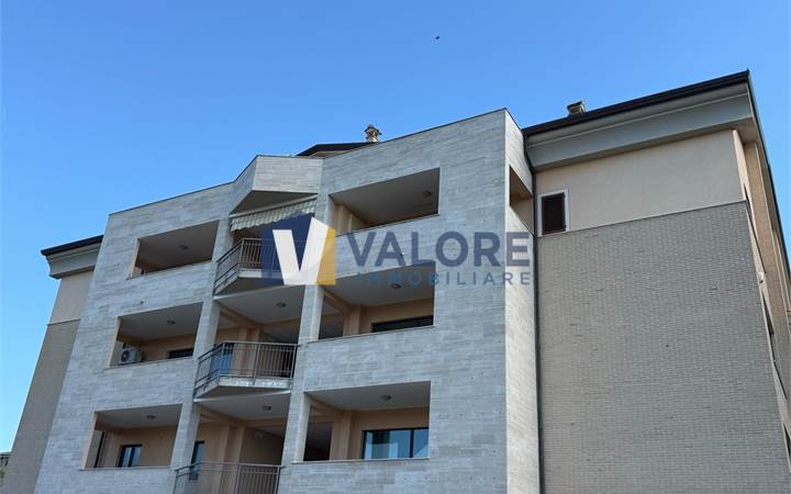 PERUGIA - RIPA: AMPIO APPARTAMENTO CON DOPPIO GARAGE 