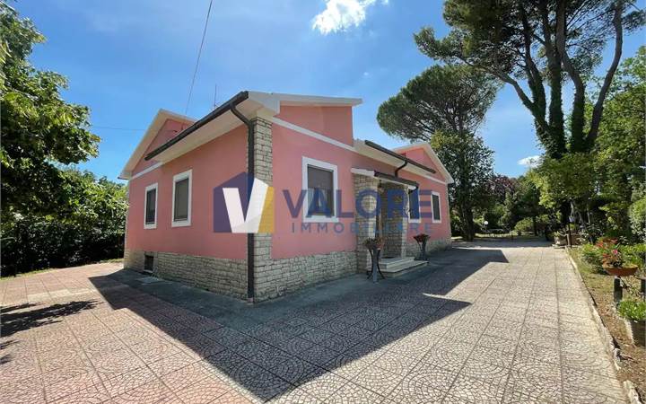 MASSA MARTANA - VILLA SAN FAUSTINO: CASA INDIPENDENTE CON PISCINA 