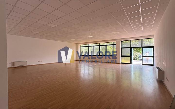 Commercial Premises / Showrooms For rent in Todi (PG)