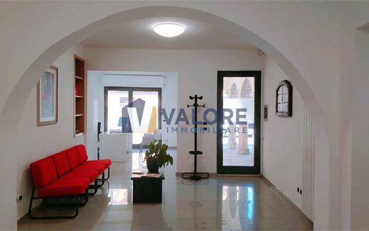 SANTA MARIA DEGLI ANGELI: LOCALE COMMERCIALE IN ZONA CENTRALE