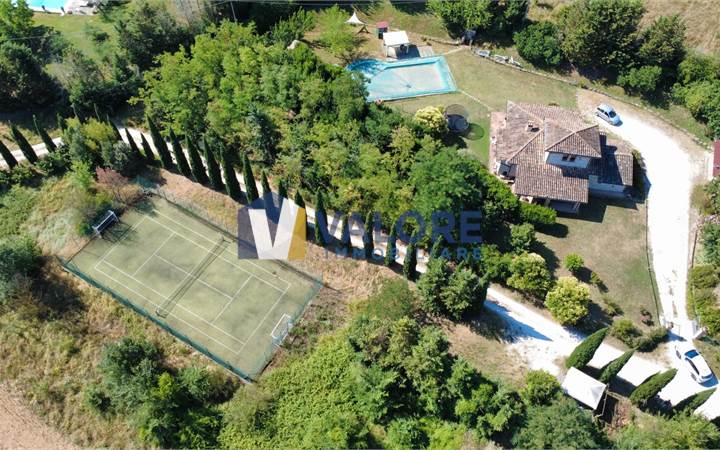 Todi: Newly built farmhouse with swimming pool, five-a-side football pitch, and land