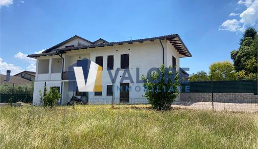 MARSCIANO - CERQUETO: PORZIONE DI VILLA INDIPENDENTE CON GIARDINO 