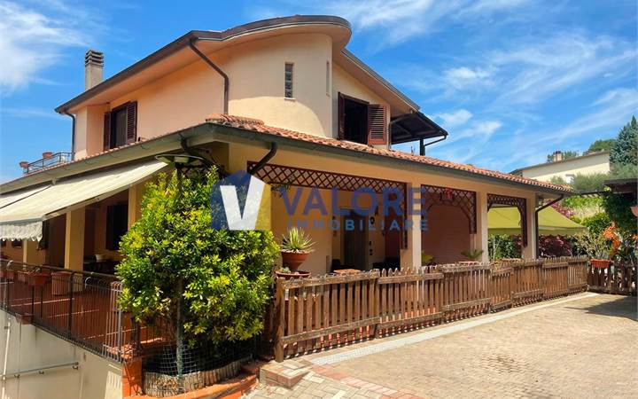 VILLA BIFAMILIARE CON AMPIO GIARDINO ESCLUSIVO