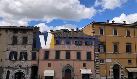 TODI - CENTRO STORICO: ATTICO IN PIAZZA DEL POPOLO 