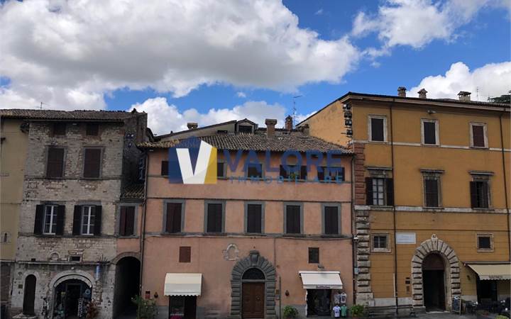TODI - CENTRO STORICO: ATTICO IN PIAZZA DEL POPOLO 