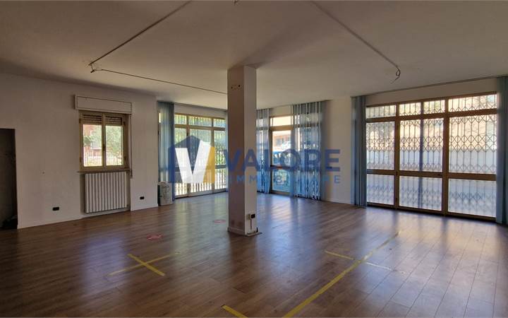 TODI - VIA XXV APRILE: LOCALE COMMERCIALE FRONTESTRADA