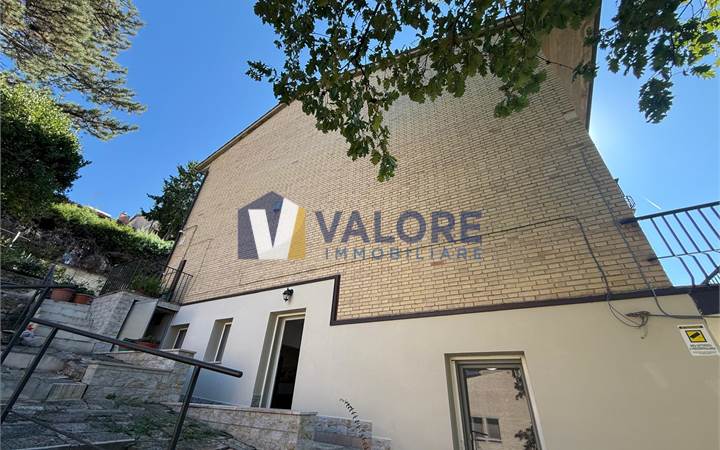 VILLA CAPOTESTA DIVISA IN DUE UNITA' ABITATIVE 