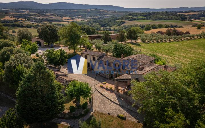 TODI - PRESTIGIOSO CASALE STORICO CON PISCINA